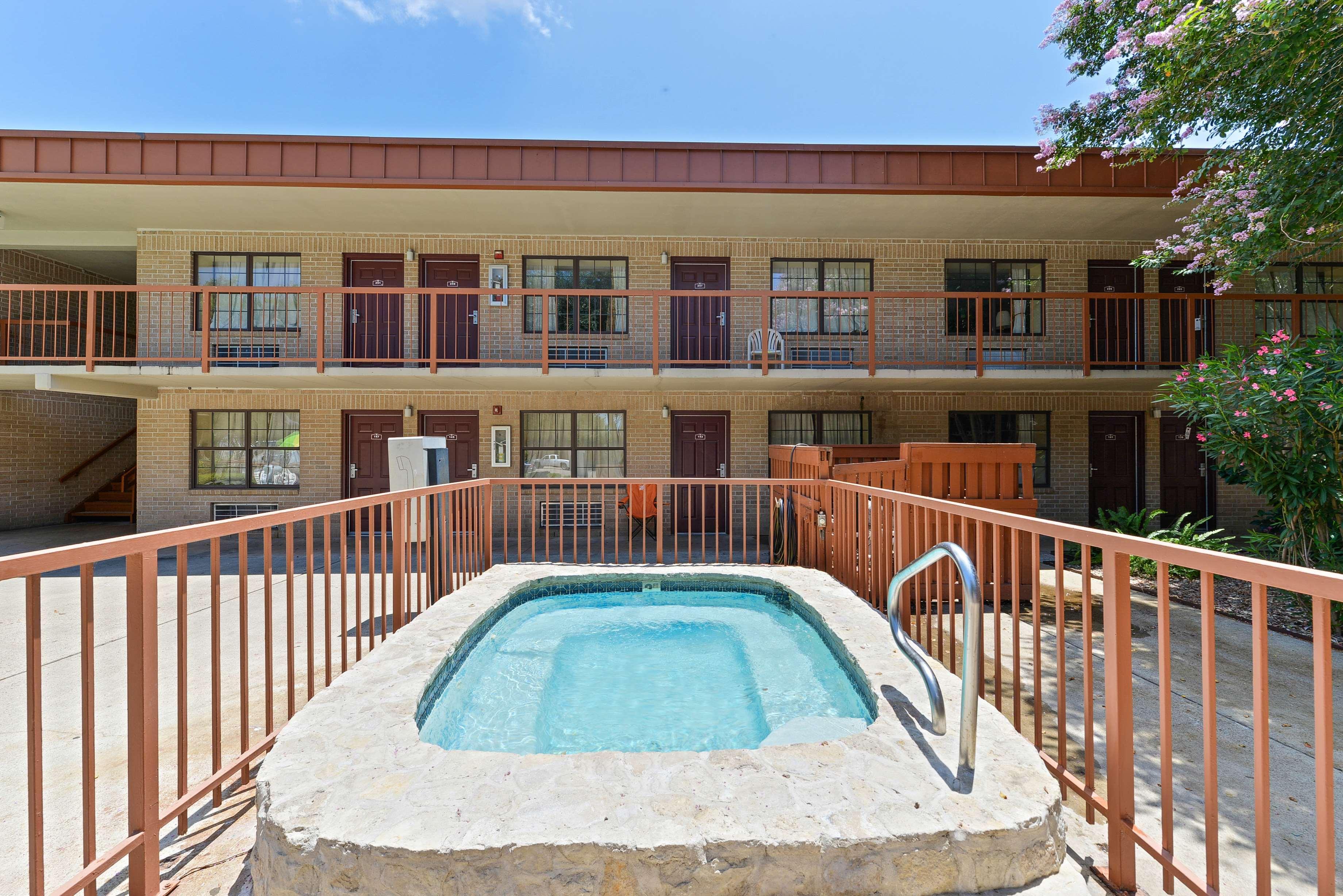 Americas Best Value Inn And Suites Виктория Экстерьер фото