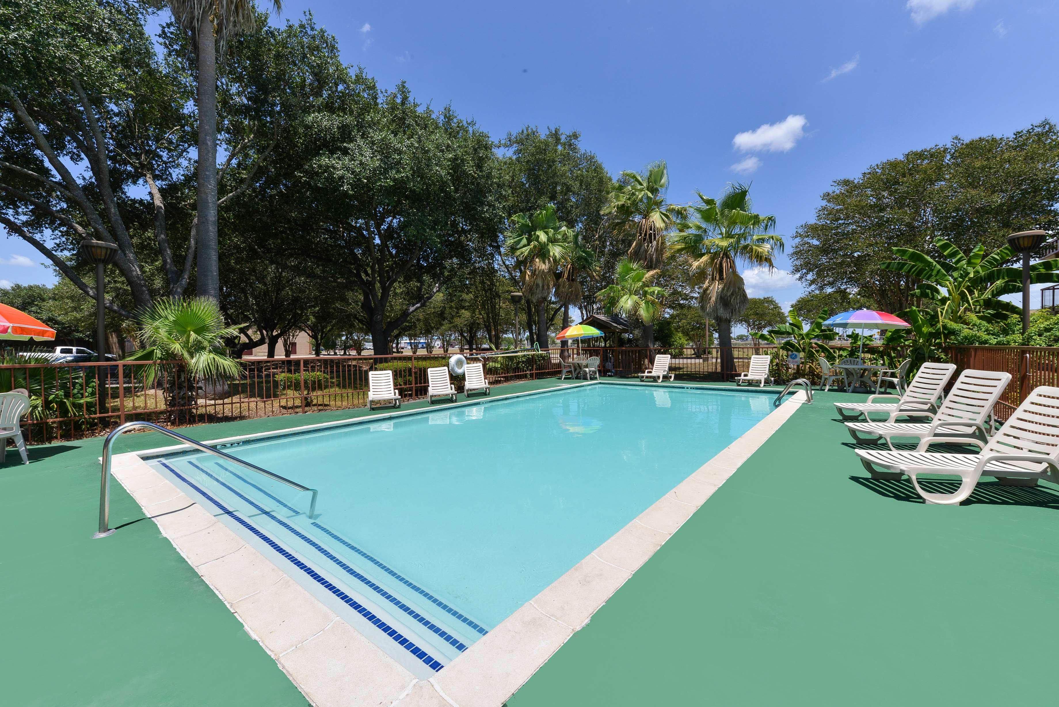 Americas Best Value Inn And Suites Виктория Экстерьер фото
