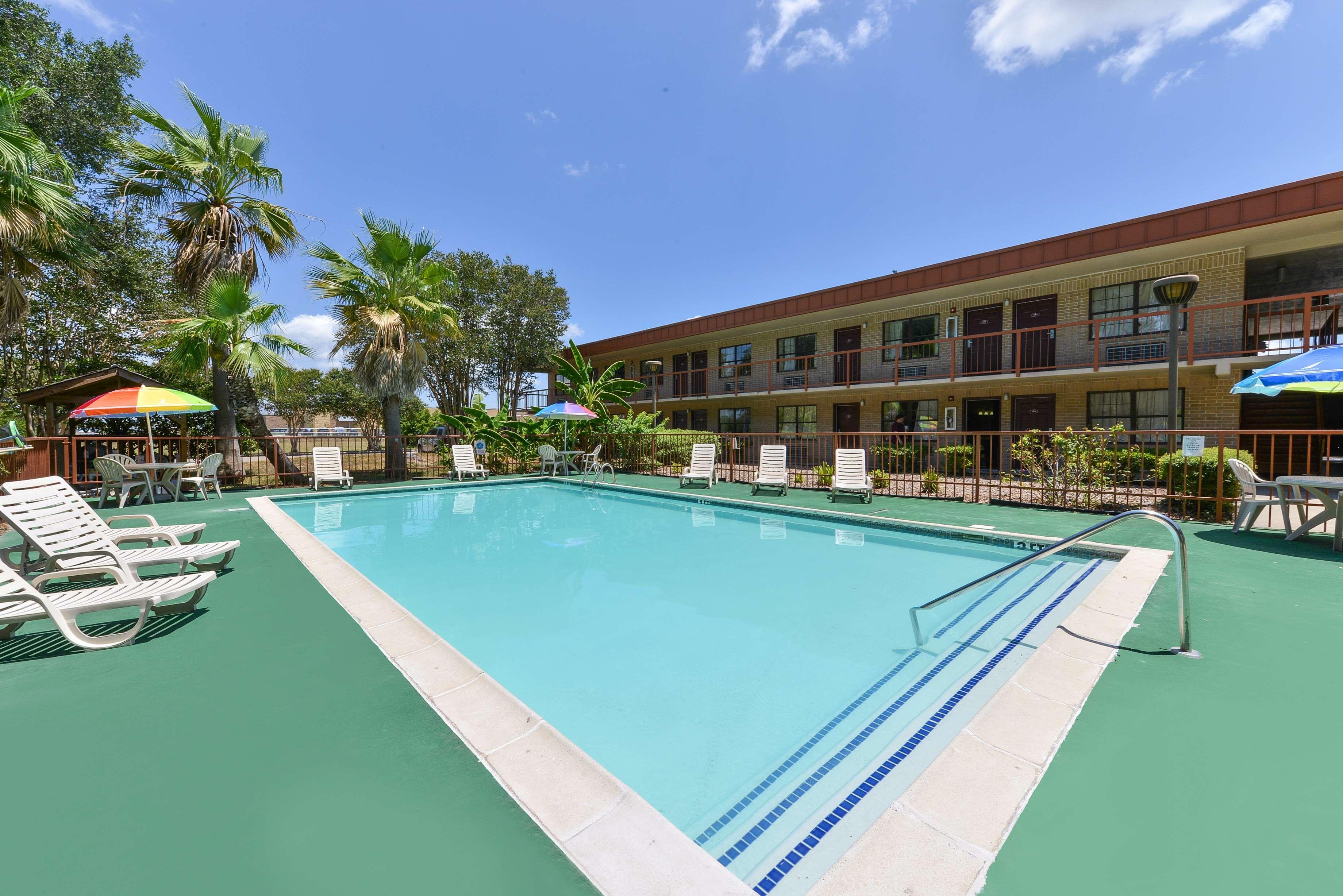 Americas Best Value Inn And Suites Виктория Экстерьер фото
